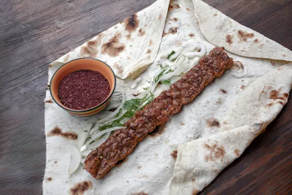 Tahtadaki lezzetli Türk yemeği..