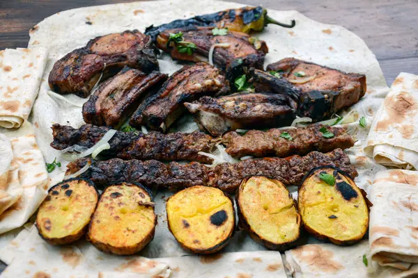 Izgara et ve sebzeli pide.