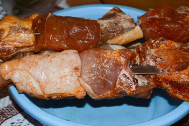 Barbekü için taze et. Izgara için domuz ve tavuk.