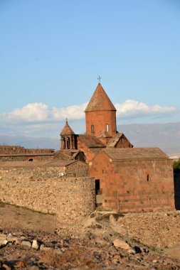 Kafkasların dağlarındaki kilise.