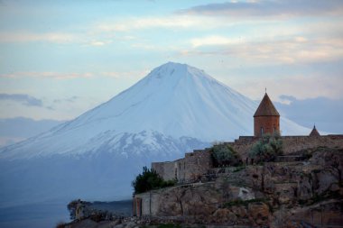 Kutsal üçlünün kilisesi başkentin adası en büyük şehirlerin en güzel şehirlerinin başkenti. Ermenistan 'da Ararat Dağı ve Manastır Khor Virap