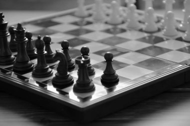 Satranç tahtasında fotoğraflanmış.