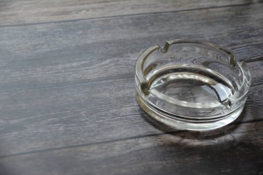 Ahşap arkaplanda boş bardaklar