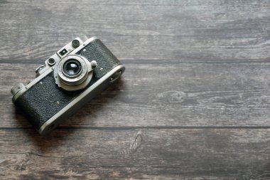 Ahşap bir arka planda, ahşap çerçevede klasik kamera. en üstteki görünüm