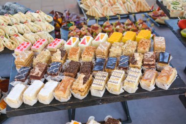 Farklı tatlı kekler ve hamur işleriyle dolu bir çikolata. Tabakta tatlı kekler. Bir sürü çikolatalı pralin.