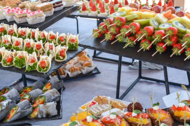 Kanepeli nefis bir büfe.