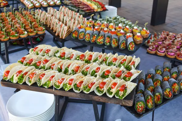 Yemek büfesi düğün masasında.