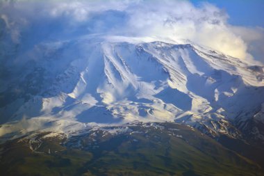 Kafkas dağları. Ararat Dağı. Rocky Dağı. Karlı zirve