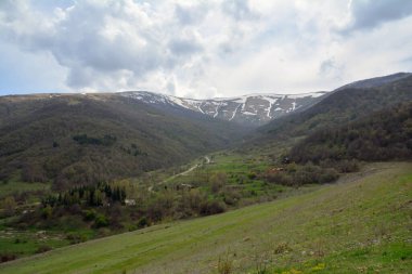İlkbaharda Kafkas dağlarının manzarası.