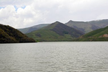 Kafkasya 'da göl ve dağ manzarası