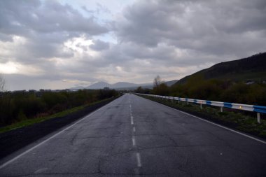 Kafkasların dağlarında yol