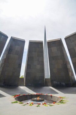 Ermeni soykırımı anıtı Erivan, Ermenistan 'da. Ermeni Soykırımı Anıtı ve Müzesi, Tsitsernakaberd. Güzel mimari