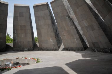 Ermeni soykırımı anıtı Erivan, Ermenistan 'da. Ermeni Soykırımı Anıtı ve Müzesi, Tsitsernakaberd. Güzel mimari