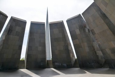 Ermeni soykırımı anıtı Erivan, Ermenistan 'da. Ermeni Soykırımı Anıtı ve Müzesi, Tsitsernakaberd. Güzel mimari