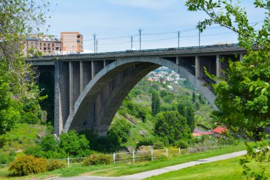 Büyük köprü ve şehir alanı. Otomobil köprüsü ve güzel doğa. Ormanın üzerindeki köprü.