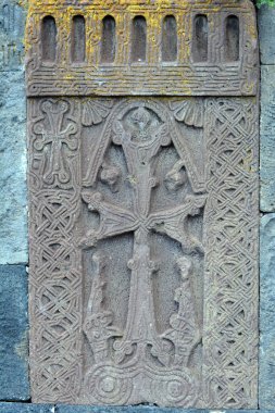 Bir taşın üstünde haç. Ermeni Haçkarlar. Düz taşların üzerinde bir haç heykeli
