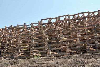 Parktaki eski ahşap çit