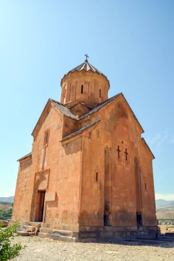 Kilise ve güzel doğal manzara. Doğadaki manastır. Dağdaki Ermeni Kilisesi. Kilisenin güzel mimarisi. Manastır kayalık dağların arka planında.