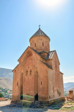 Kilise ve güzel doğal manzara. Doğadaki manastır. Dağdaki Ermeni Kilisesi. Kilisenin güzel mimarisi. Manastır kayalık dağların arka planında.