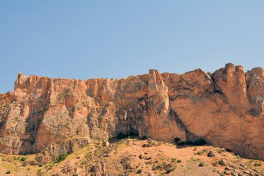 Dağları ve bulutları olan güzel bir manzara