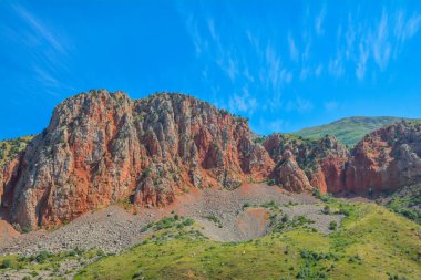 Önünde kırmızı kayalar olan güzel dağ manzarası