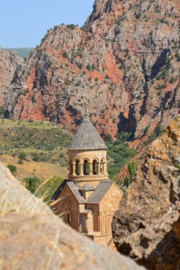 Kilise ve güzel doğal manzara. Doğadaki manastır. Dağdaki Ermeni Kilisesi. Kilisenin güzel mimarisi. Manastır kayalık dağların arka planında.