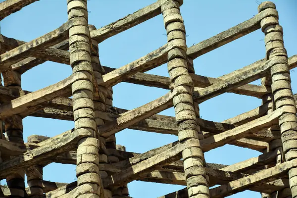 Parktaki tahta köprü.