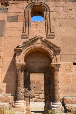 Doğadaki tapınak. Dağlardaki Ermeni kilisesi. Manastır ve güzel doğa altında. Kilisenin kubbesinden geç.