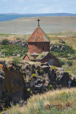 Doğadaki tapınak. Dağlardaki Ermeni kilisesi. Manastır ve güzel doğa altında. Kilisenin kubbesinden geç.