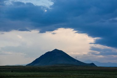Dağları olan güzel bir manzara
