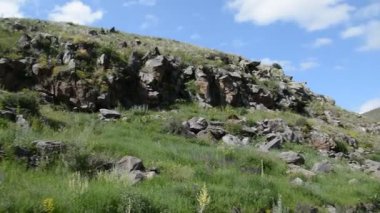 Güzel doğa ve kilise. Dağlardaki manastır. Tapınak ve dağ manzarası