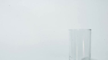 Bir fincana şarap dolduruyorum. Şişede cam bardak ve şarap. Alkol iç.