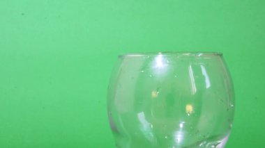 Bir fincana süt dökmek. Bardak bardak ve süt şişede. Süt içmek