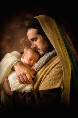 Gururlu baba, Noel İsa 'nın doğumu sahnesinde 8 günlük oğluyla Peder Joseph' i oynuyor.