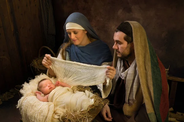 Pár Rekonstruálja Karácsonyi Élő Betlehem Jelenetet Napos Újszülött Kisbabájukkal — Stock Fotó
