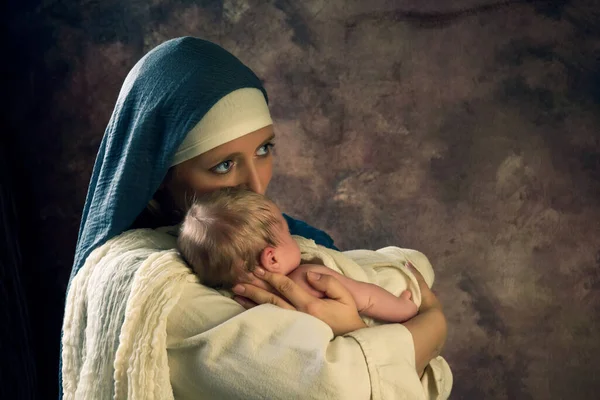 Odtwarzanie Żywo Szopka Bożonarodzeniowa Prawdziwej Matki Dniowego Chłopca Bawiącego Się — Zdjęcie stockowe