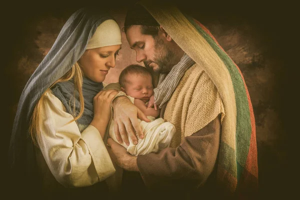 Orgullosos Padres Durante Recreación Belén Navidad Con Propio Bebé Días —  Fotos de Stock