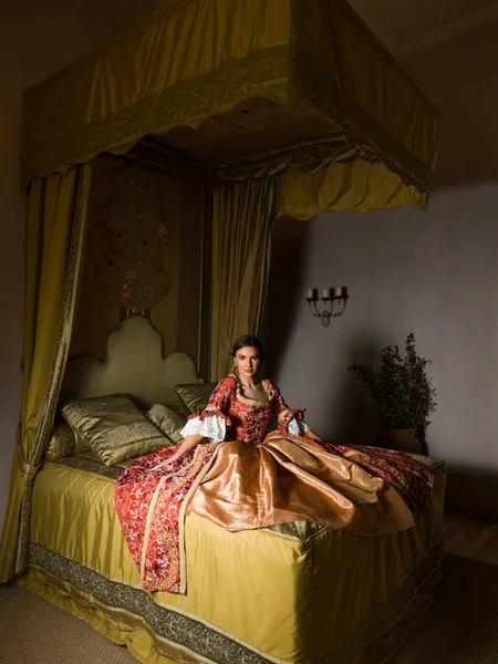 Golden Medieval Bedroom Beautiful Canopy Bed Lady Renaissance Dress Sitting — Stock Photo, Image