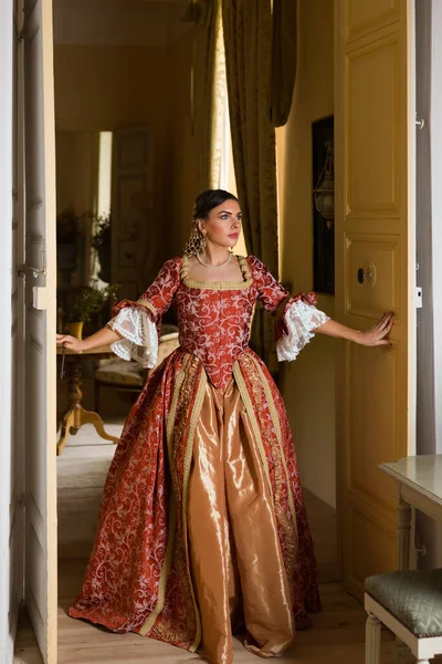 Красива Жінка Костюмі Пізнього Ренесансу Позує Між Відкритими Дверима Середньовічного — стокове фото