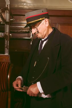 1927 model otantik birinci sınıf bir tren kondüktörünün canlandırma sahnesi.