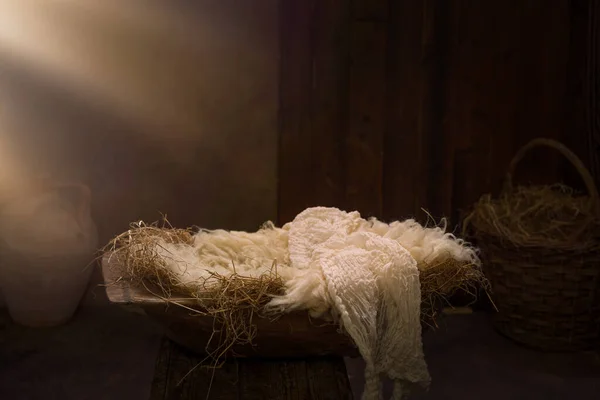 圣诞前夜 空荡荡的婴儿床里堆满了干草和稻草 等待着耶稣降生 — 图库照片