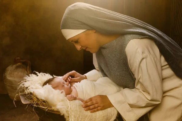 现场再现一个8天大的男婴扮演圣母玛利亚和耶稣的亲生母亲的圣诞降生场景 — 图库照片