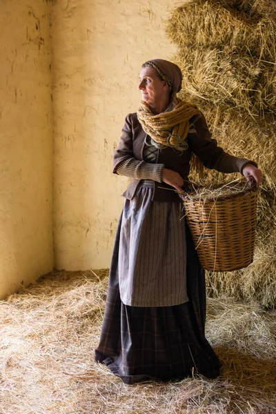 Woman Historical Medieval Costume Posing Wicker Basket Hay Barn — Foto de Stock