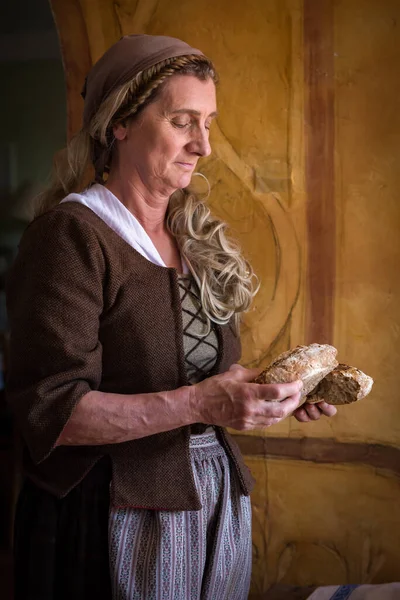 Woman Authentic Peasant Renaissance Costume Breaking Bread — Φωτογραφία Αρχείου