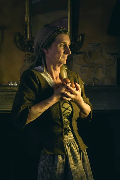 Средневековая Женщина Яйцами Руках — стоковое фото