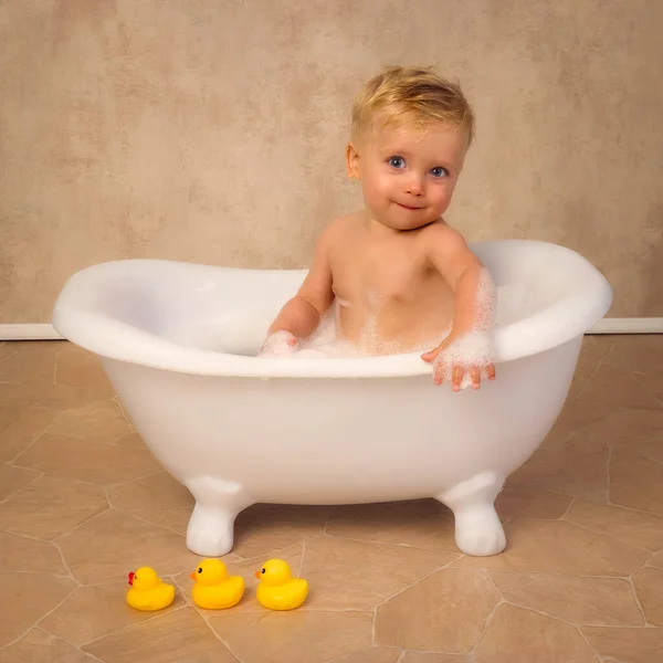 Счастливые Сцены Маленького Милого Месячного Мальчика Сидящего Винтажной Белой Ванне — стоковое фото