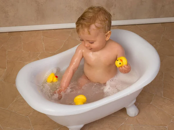 Escenas Felices Pequeño Bebé Lindo Meses Sentado Una Bañera Blanca —  Fotos de Stock