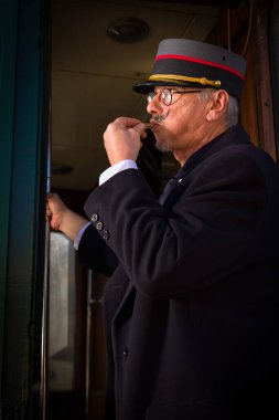 Otantik 1927 1. sınıf tren vagonu ve ayrılan retro tren kondüktörüyle canlandırma sahnesi.