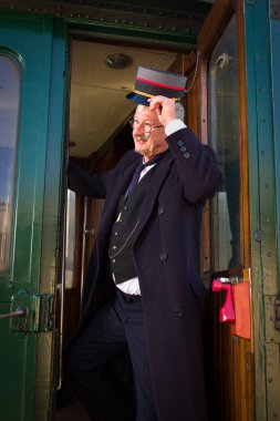 Otantik 1927 1. sınıf tren vagonu ve ayrılan retro tren kondüktörüyle canlandırma sahnesi.