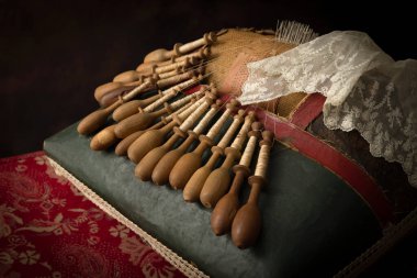 Antika Flaman danteli, çok eski ahşap kaplamalı yastık yapıyor.